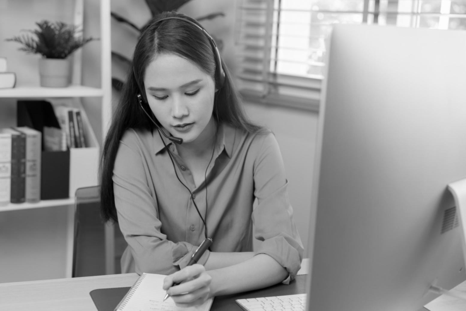 Sesiune de consultanță business cu documente și calculatoare financiare